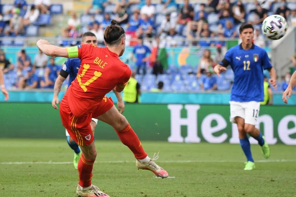 sepakan volley gareth bale 