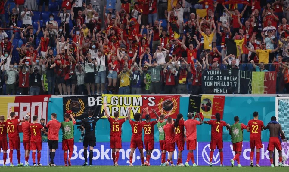 pemain belgium raikan penyokong belgium di stadium 